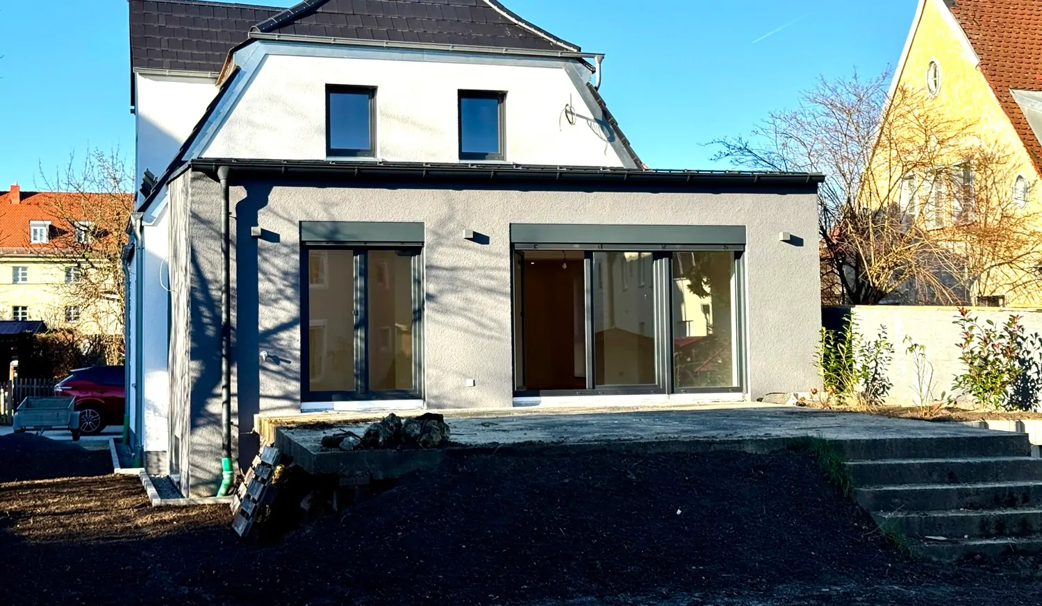 große Terrasse mit Zugang zu dem Garten