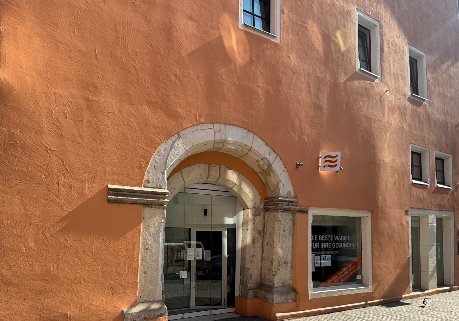 Ladengeschäft mit historischem Eingangsportal