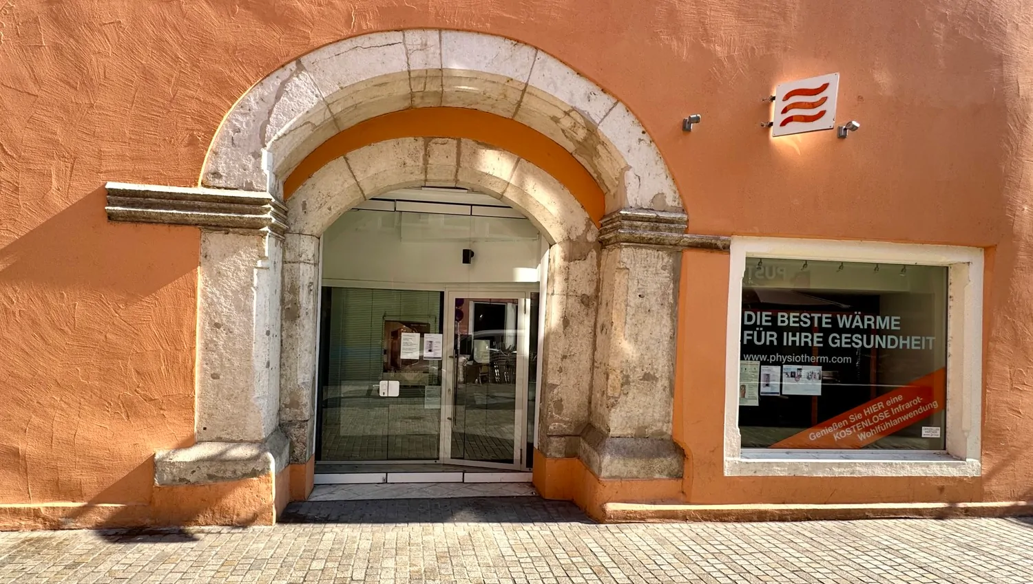 Ladengeschäft mit historischem Eingangsportal