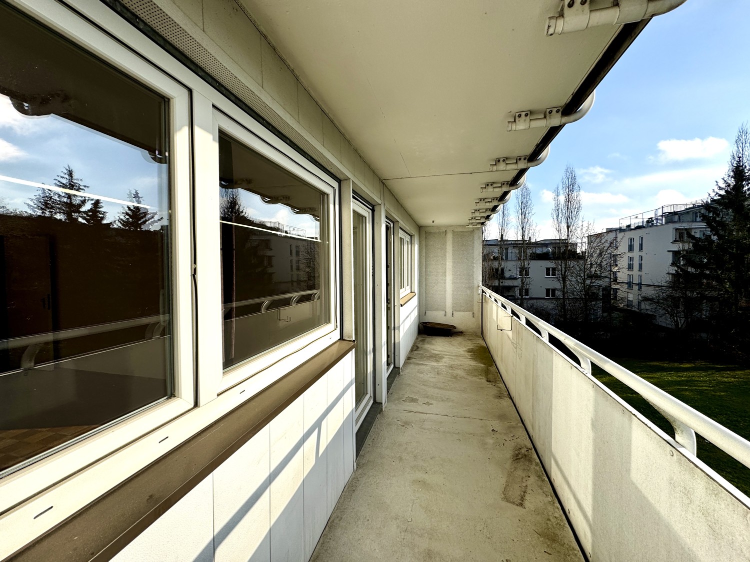 großer Balkon in Ausrichtung Süden