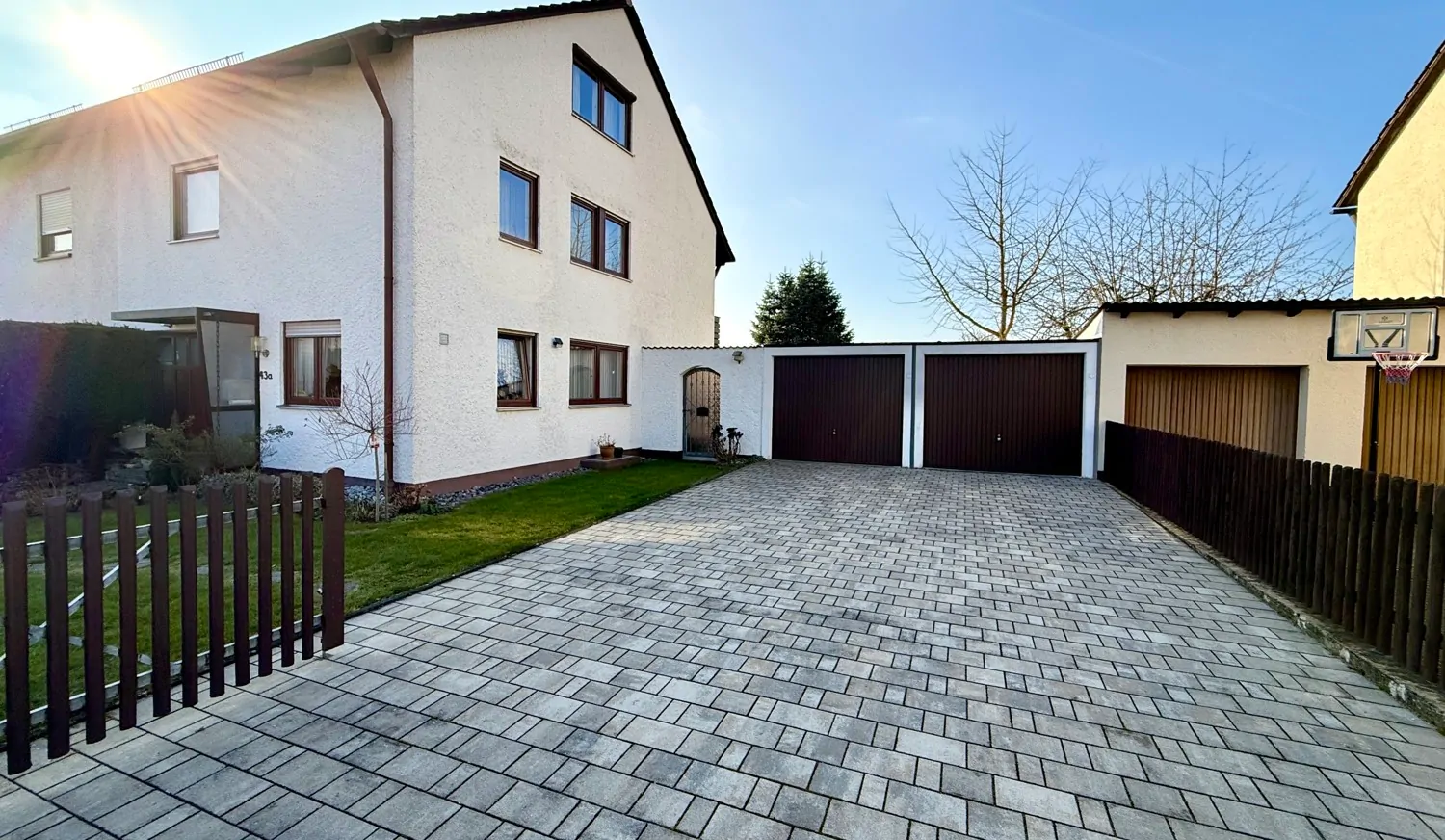 große Einfahrt mit Doppelgarage