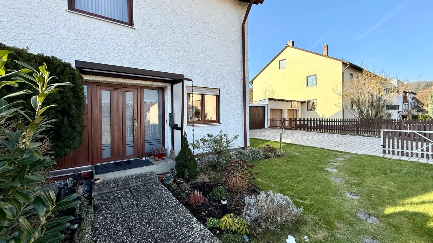 gepflegter Vorgarten mit Hauseingang