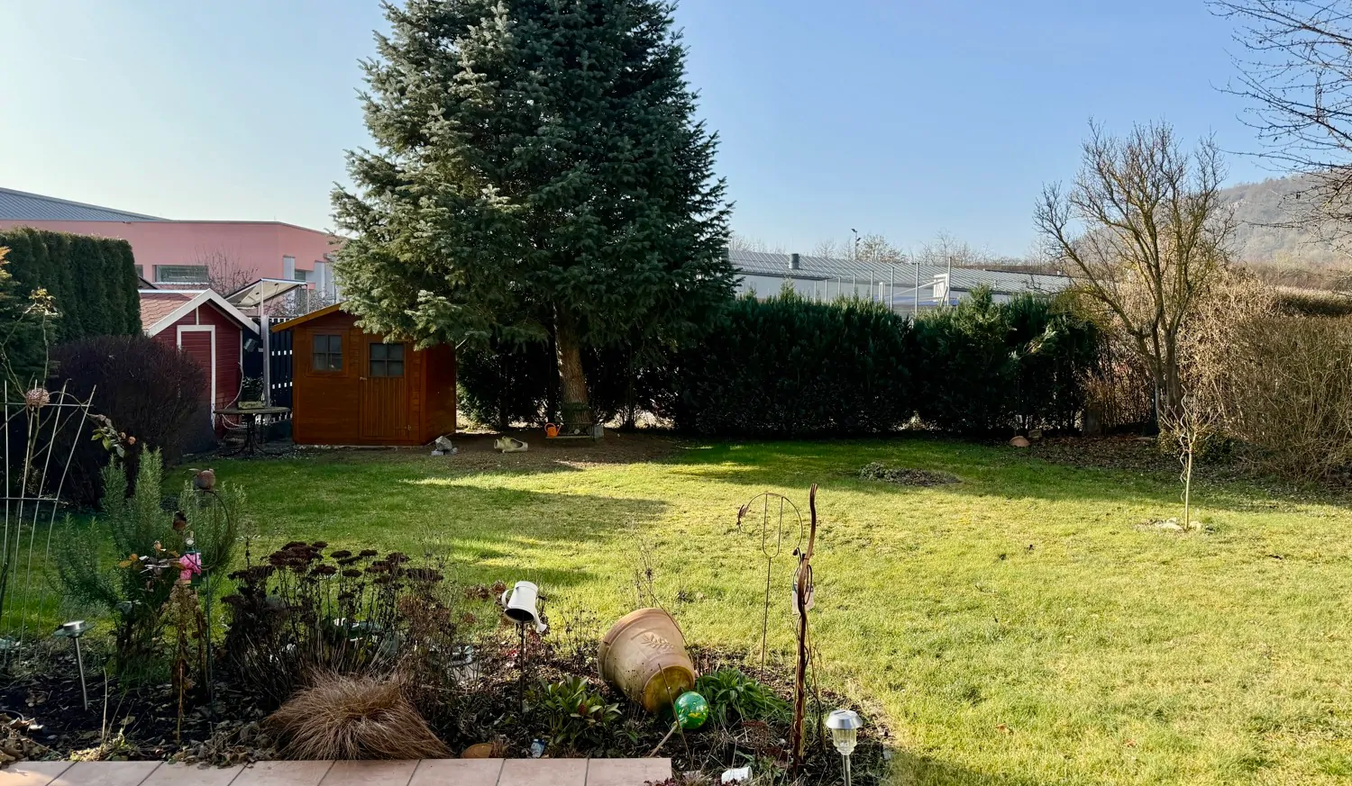 sehr großer und gepflegter Garten