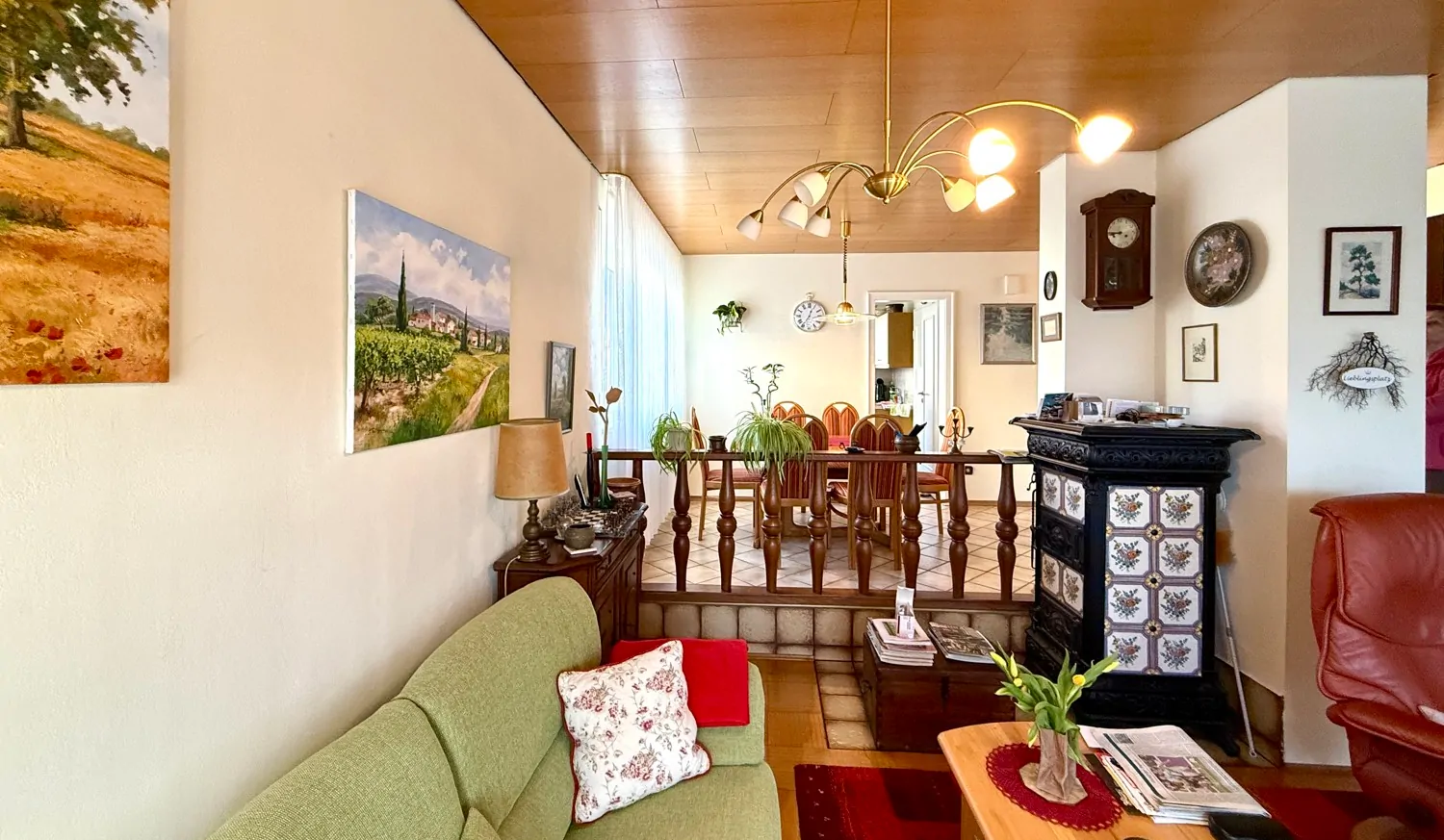 gemütliche Couchbereich im Wohnzimmer