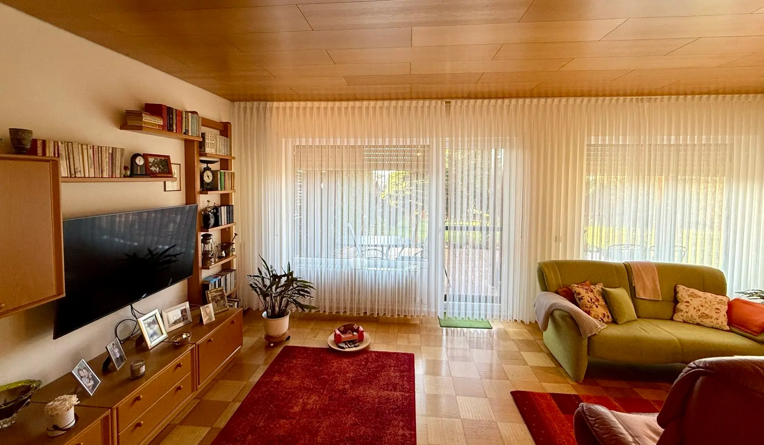 Wohnzimmer mit Parkettboden