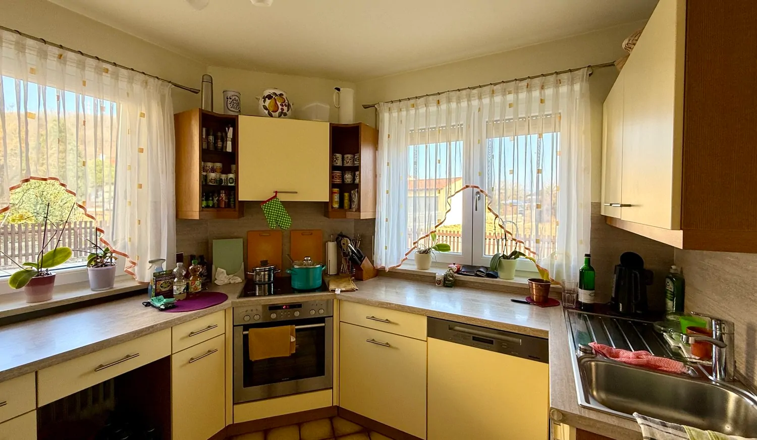 Küche mit Einbauküche mit allen technischen Geräten