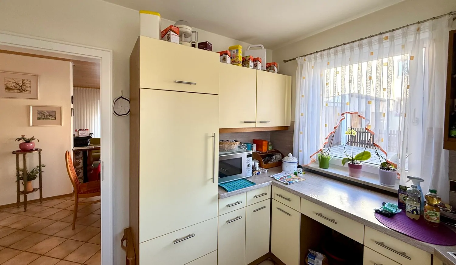 Küche zu dem Esszimmer