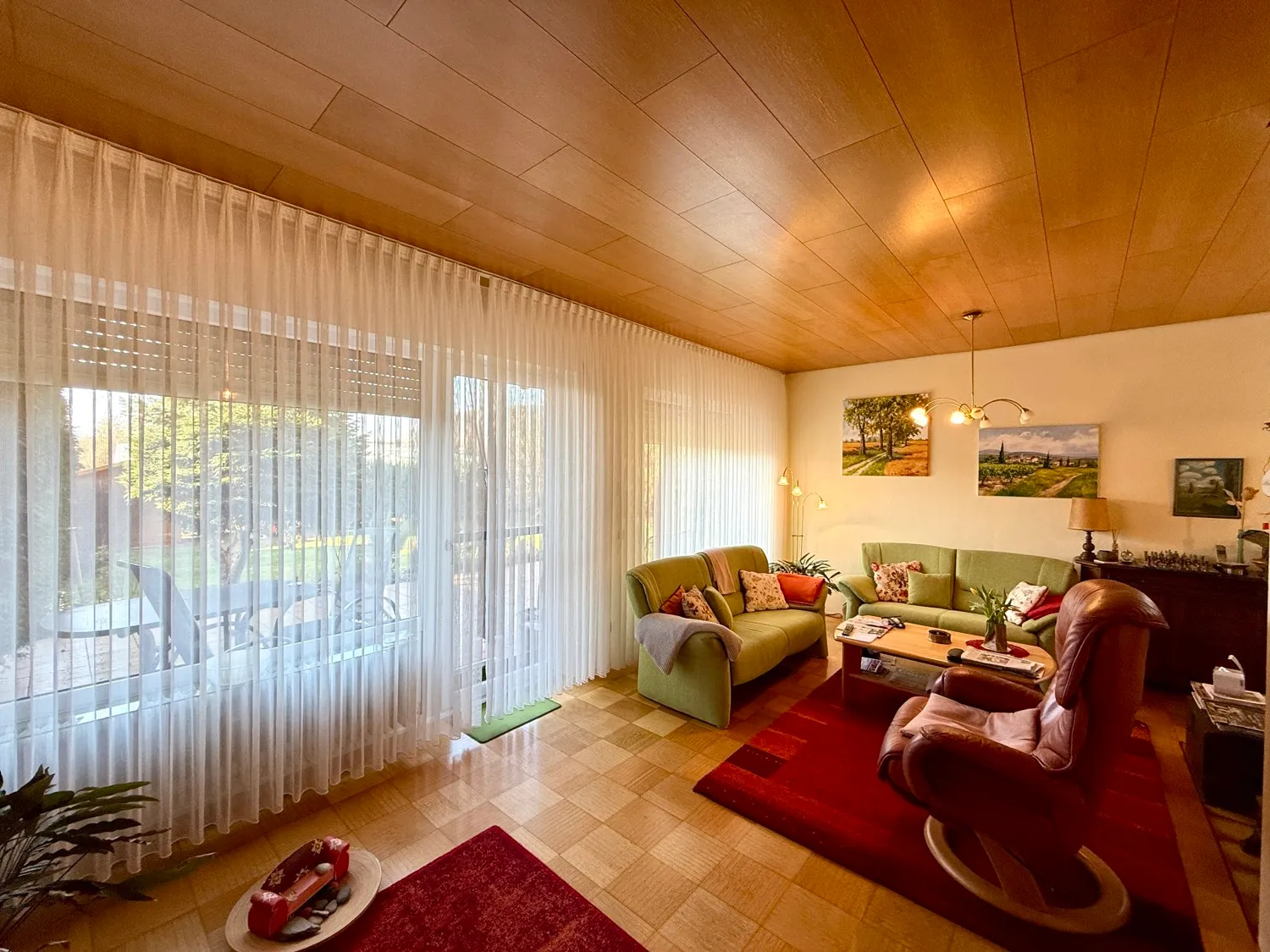 geräumiges Wohnzimmer