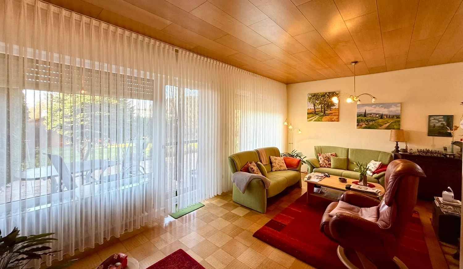 geräumiges Wohnzimmer