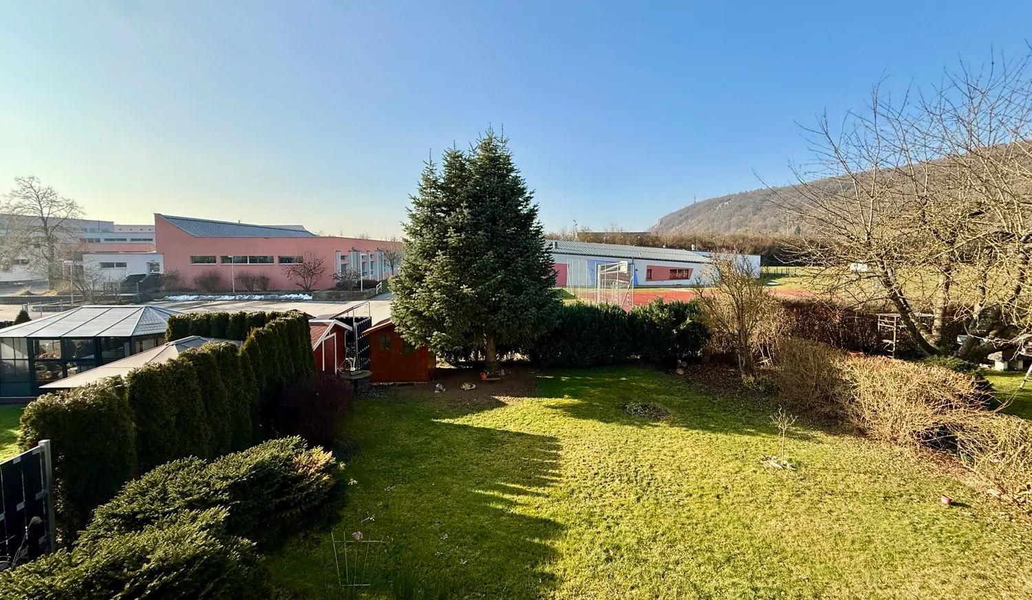 schöne Aussicht in den Garten