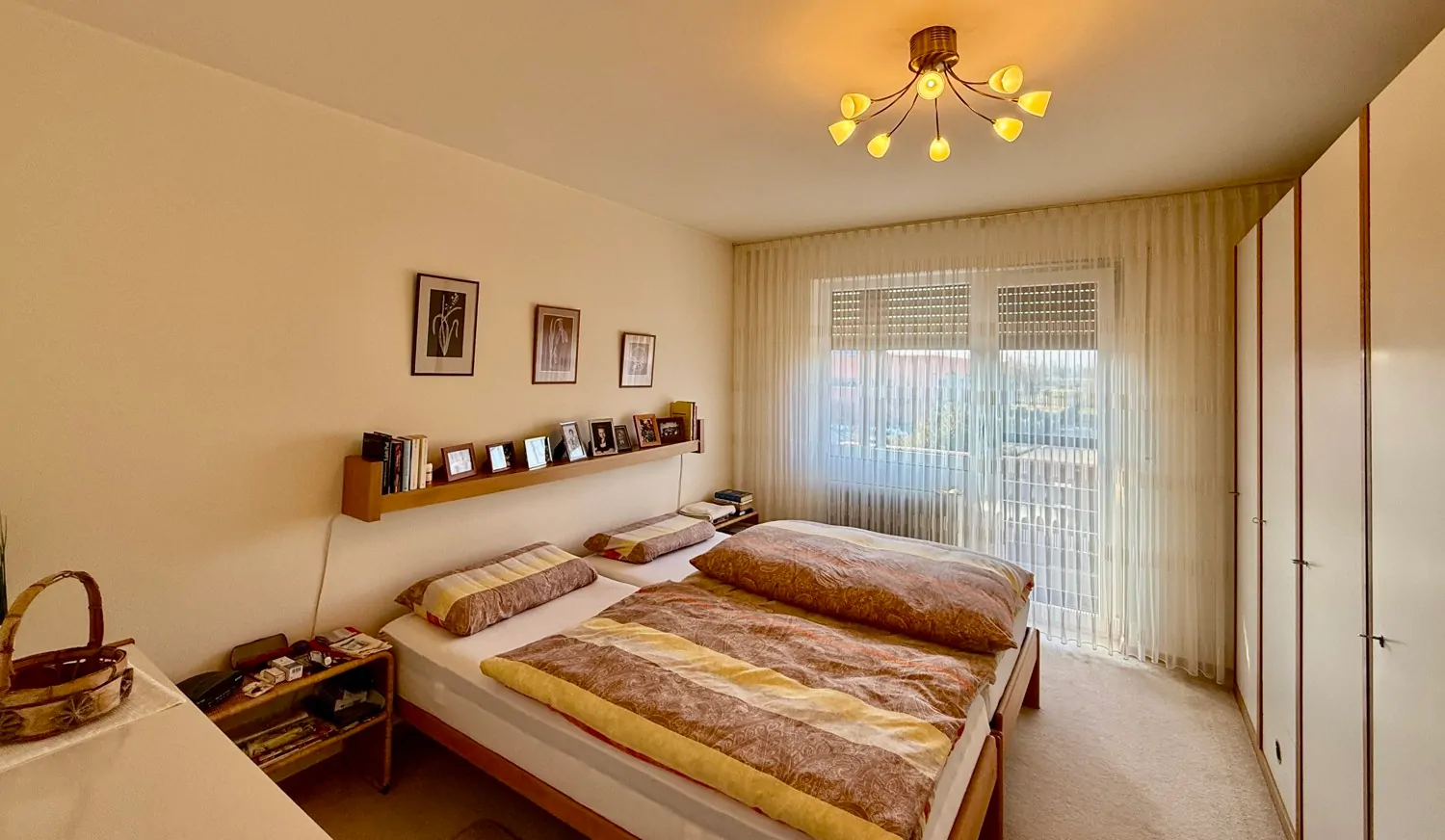 Schlafzimmer mit Zugang zu dem Balkon