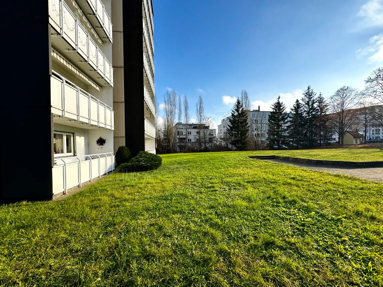 gepflegter Außenbereich mit großem Garten