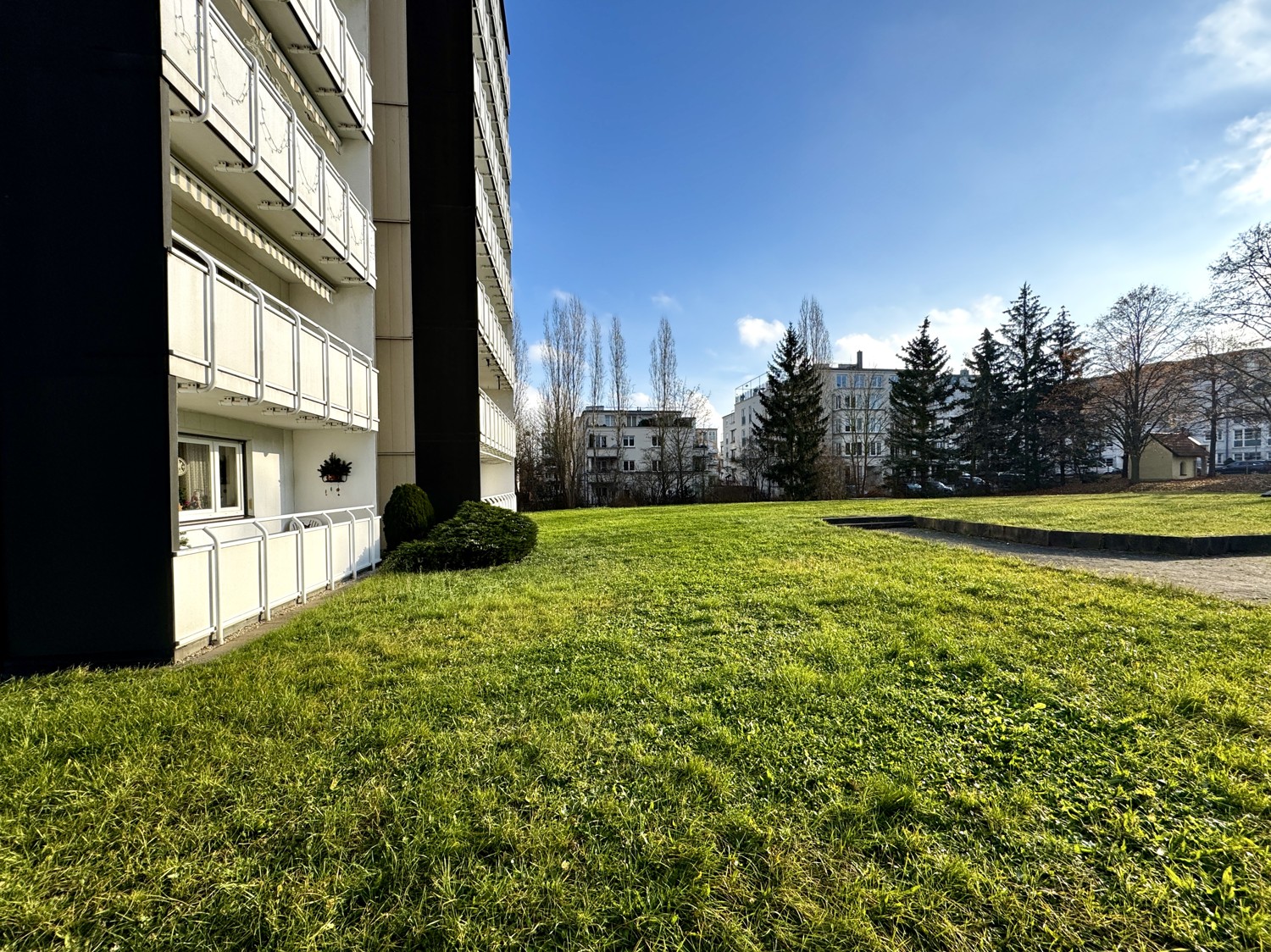 gepflegter Außenbereich mit großem Garten