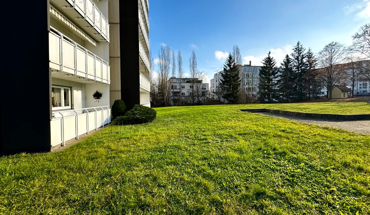 gepflegter Außenbereich mit großem Garten