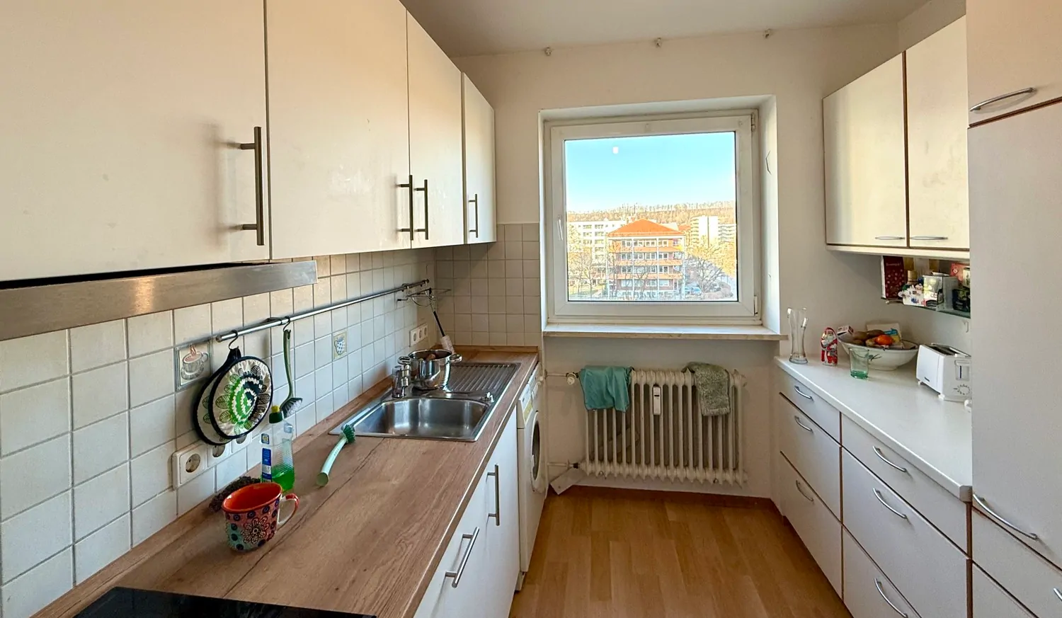 Küche mit Einbauküche