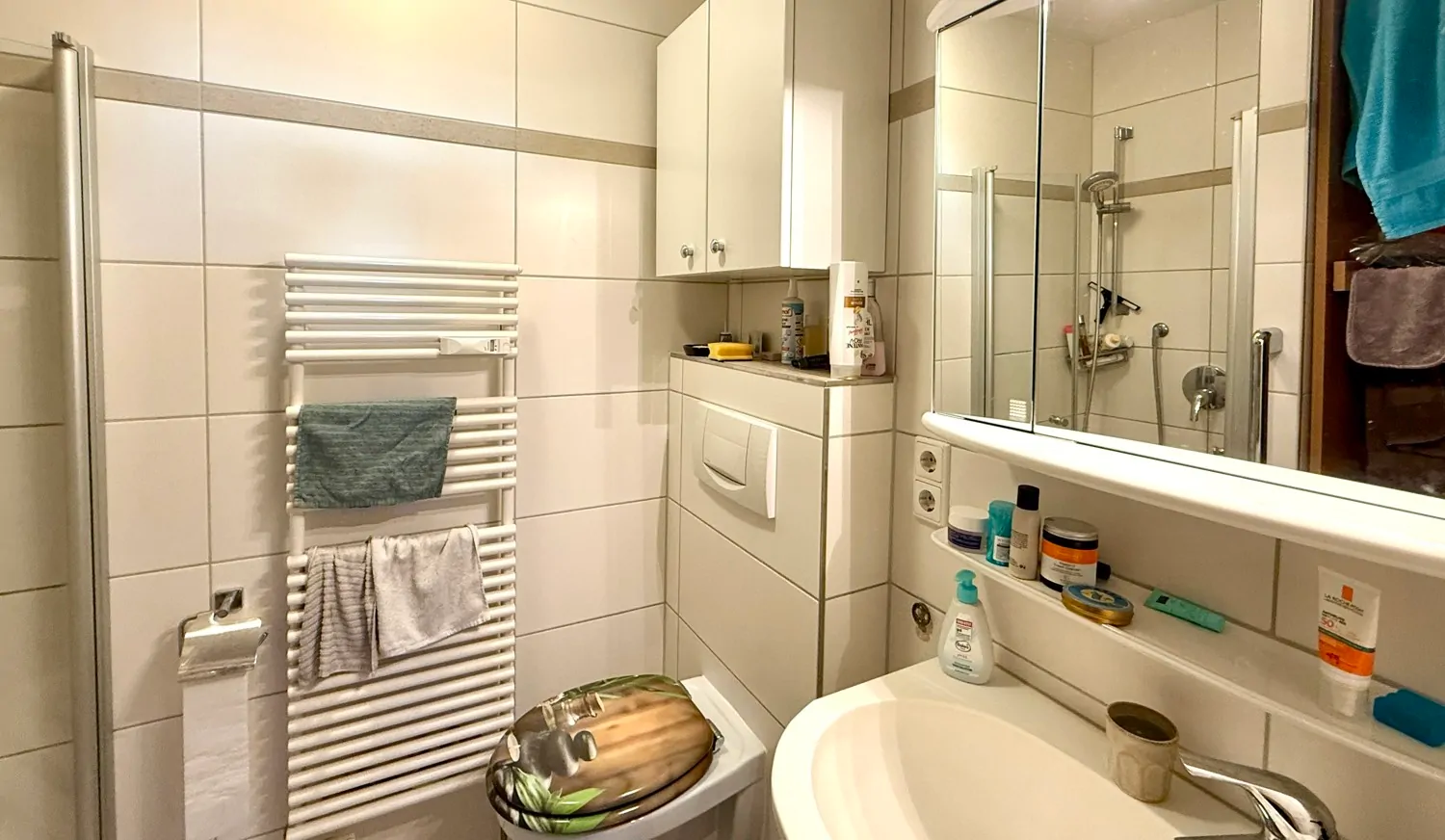 Badezimmer mit Dusche