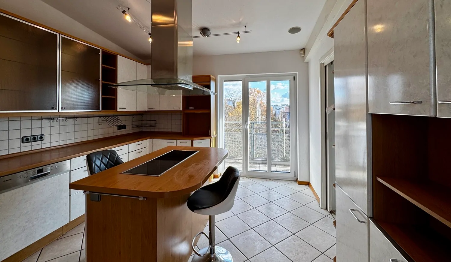 Küche mit Einbauküche