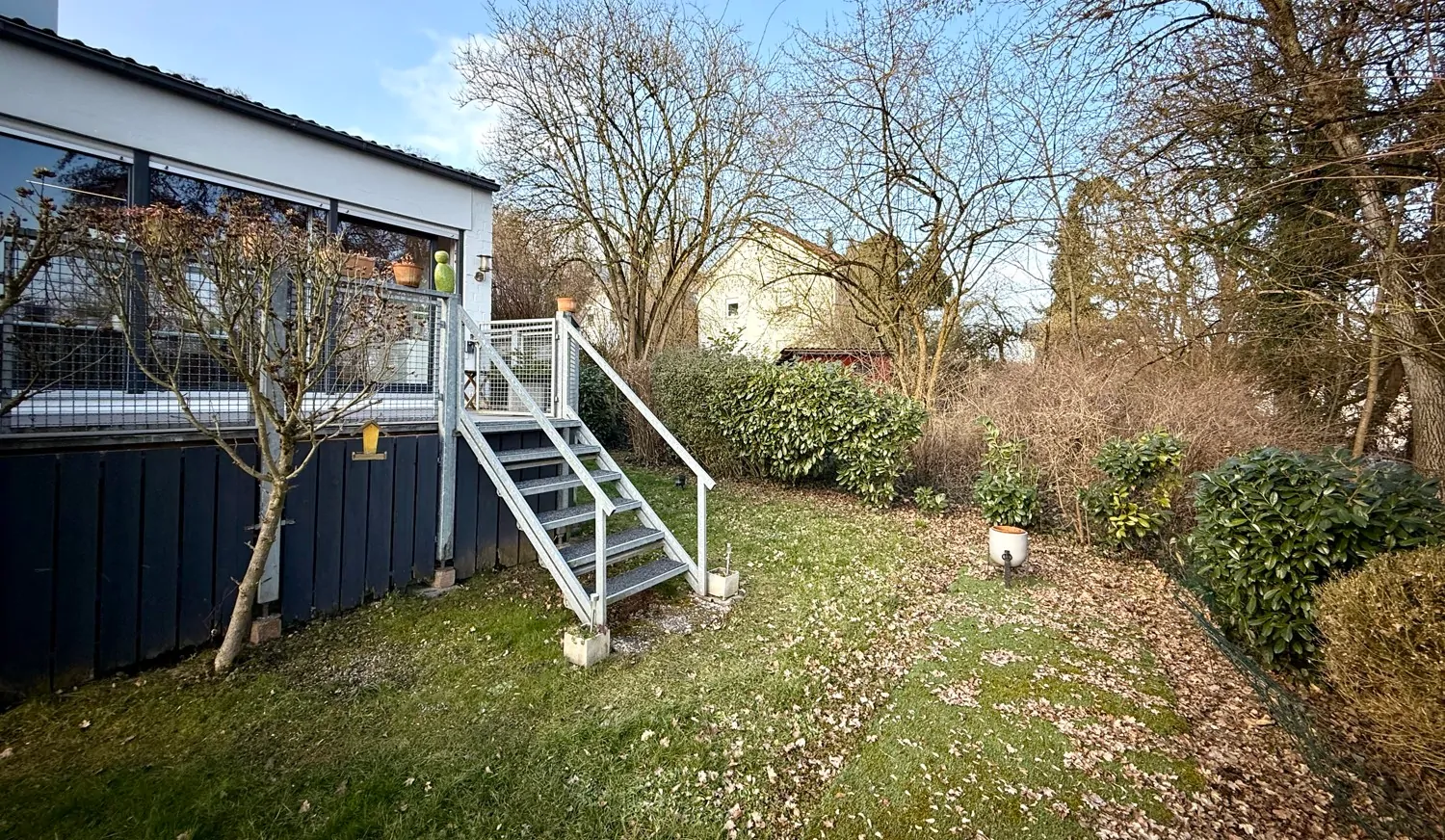 großer und gepflegter Garten