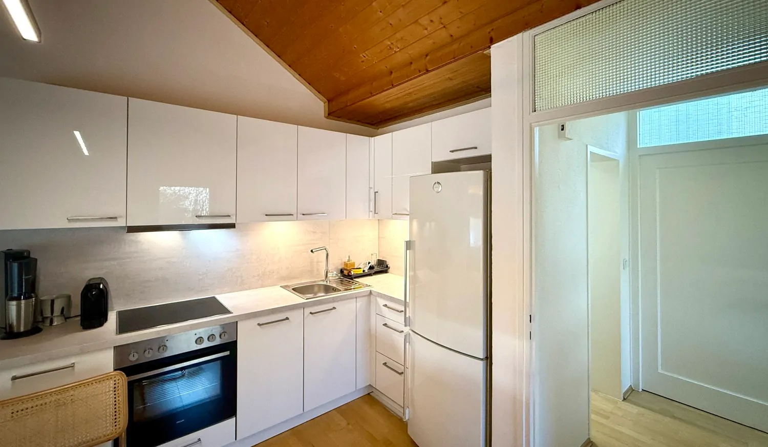 Küche mit moderner Einbauküche