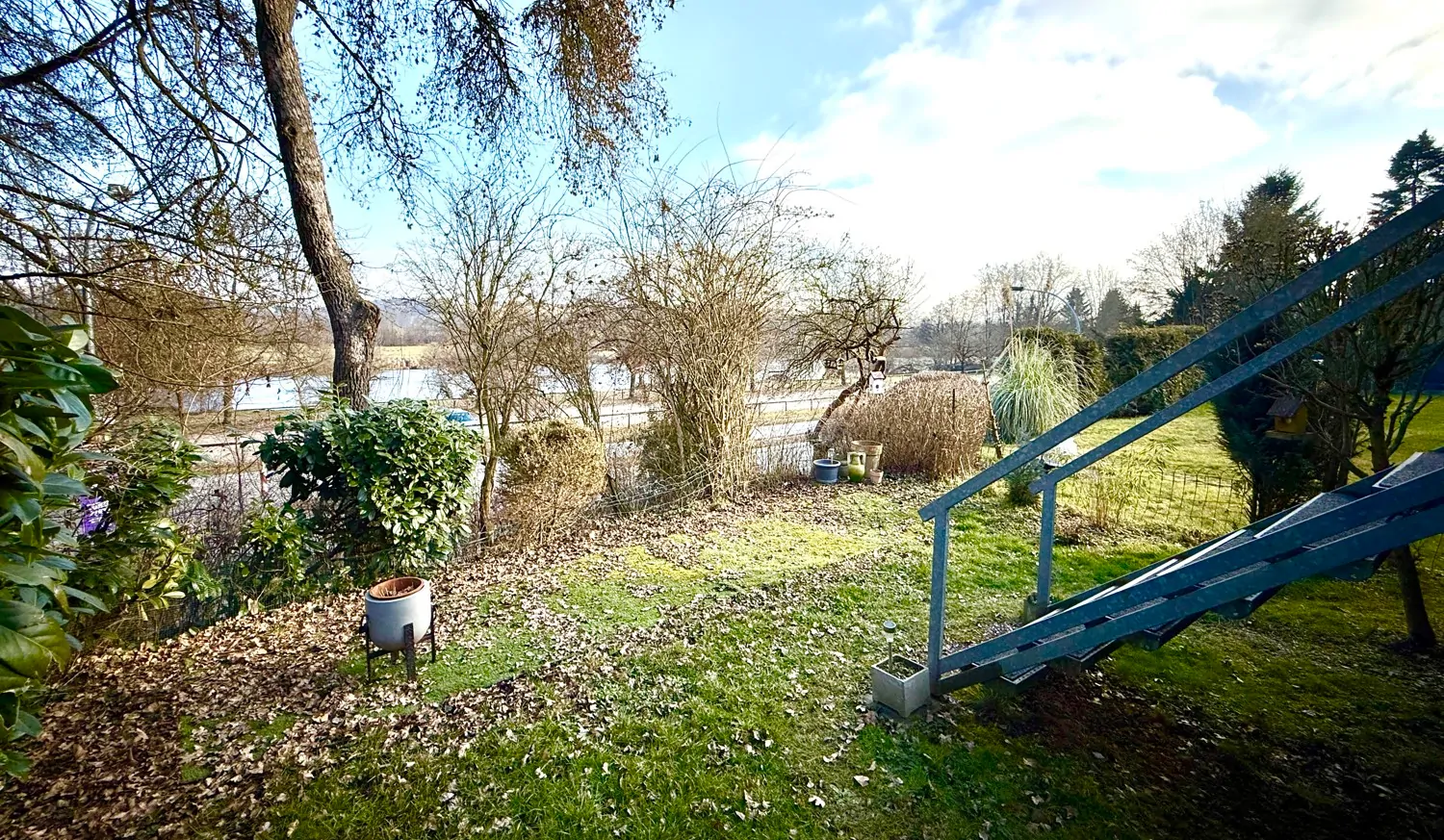 großes Gartengrundstück