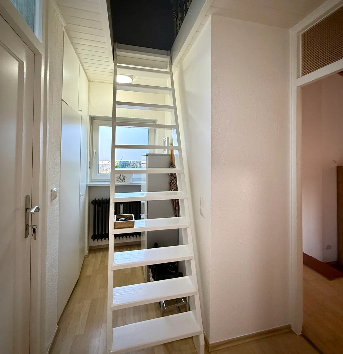 Garderobe mit Leiter zu dem Schlafbereich