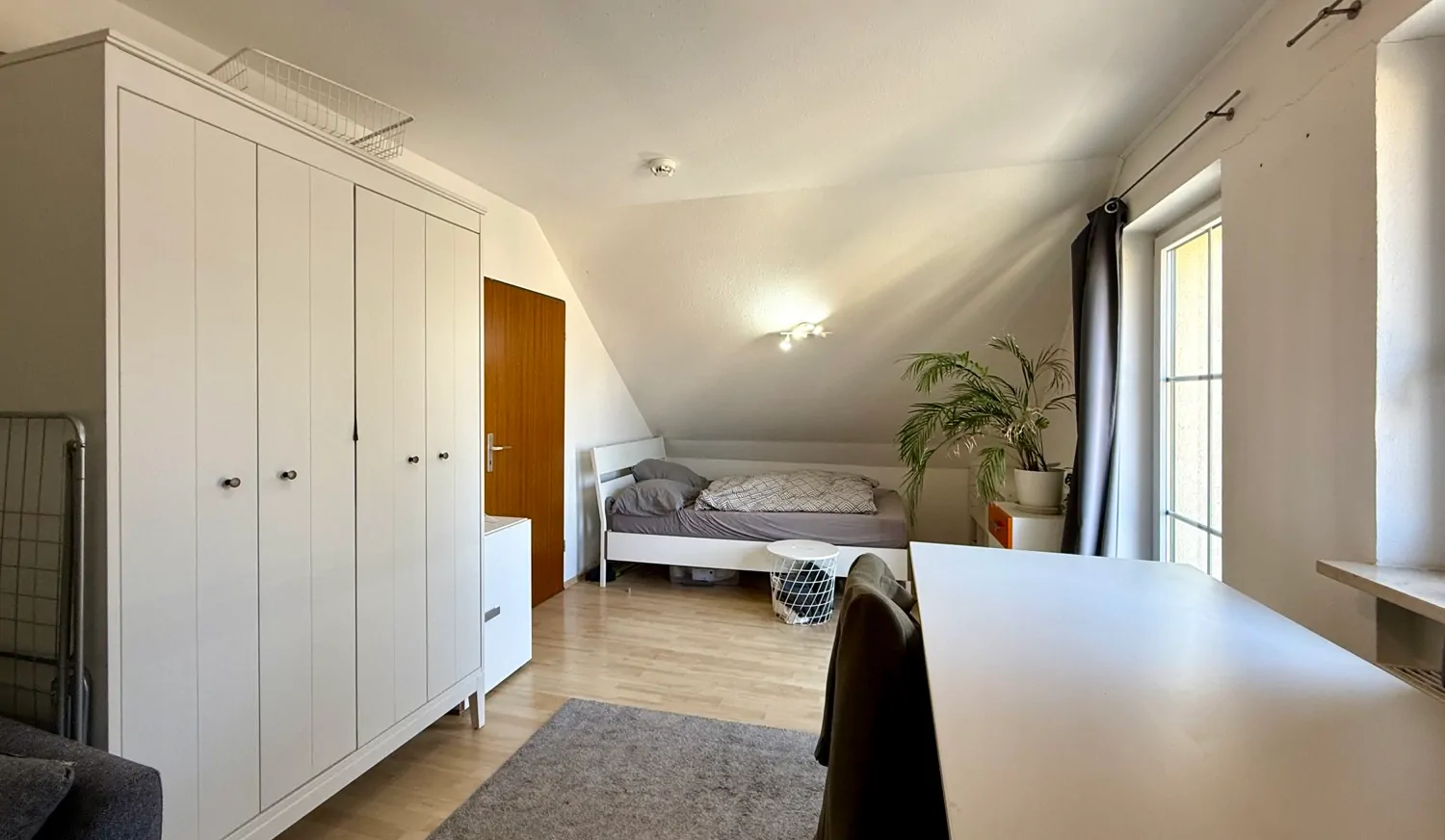 viel Platz für Schrank