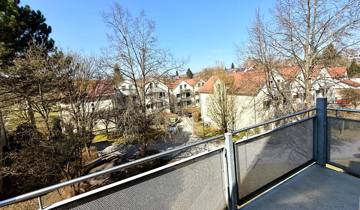 sonniger Balkon mit Weitblick