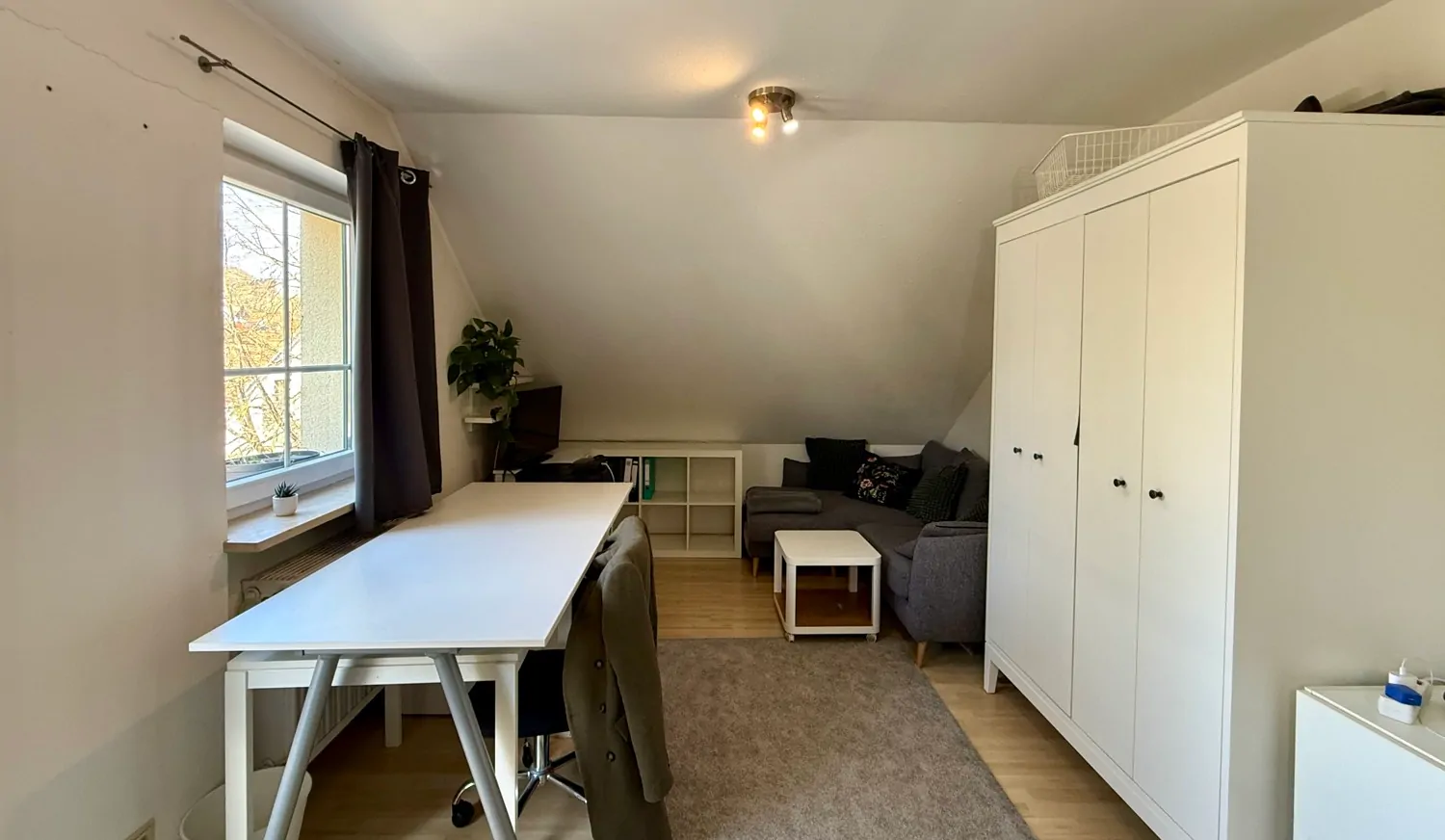 Arbeitsbereich mit Couchecke