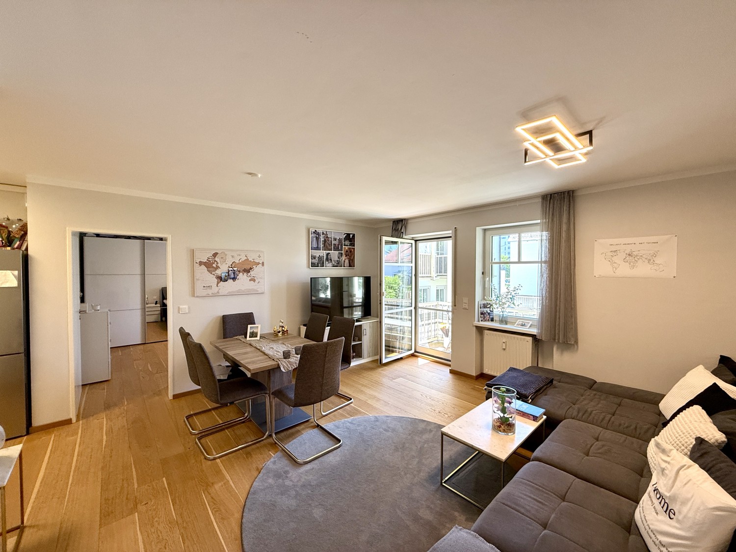geräumiges Wohn- und Esszimmer