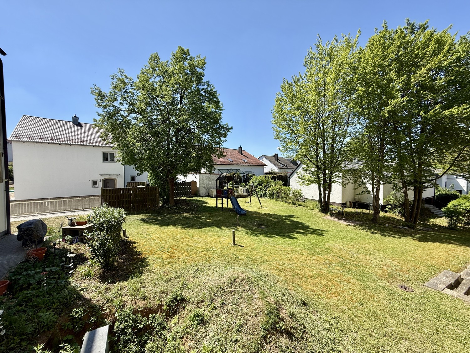 schöne Aussicht in den Garten
