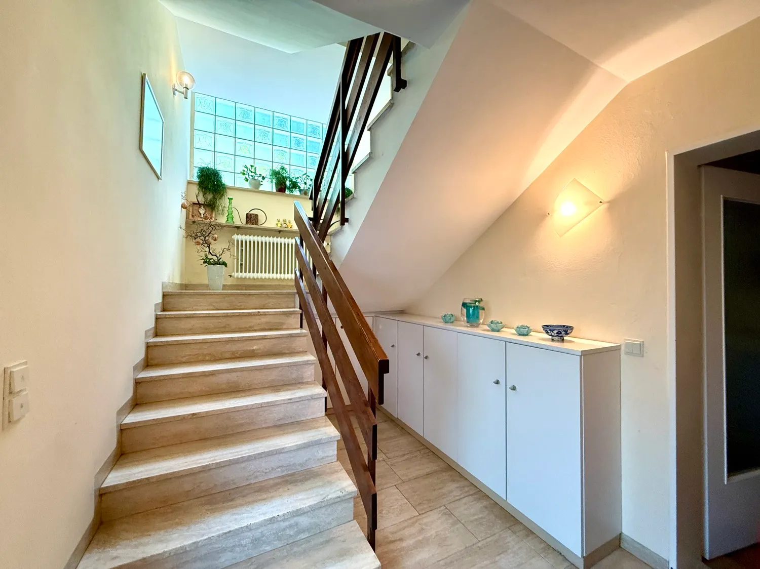 elegantes Treppenhaus mit Travertinsteinfliesen