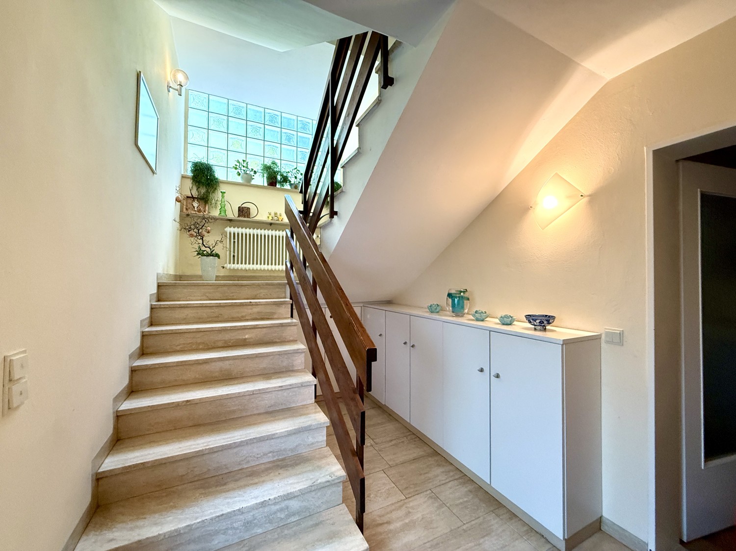 elegantes Treppenhaus mit Travertinsteinfliesen