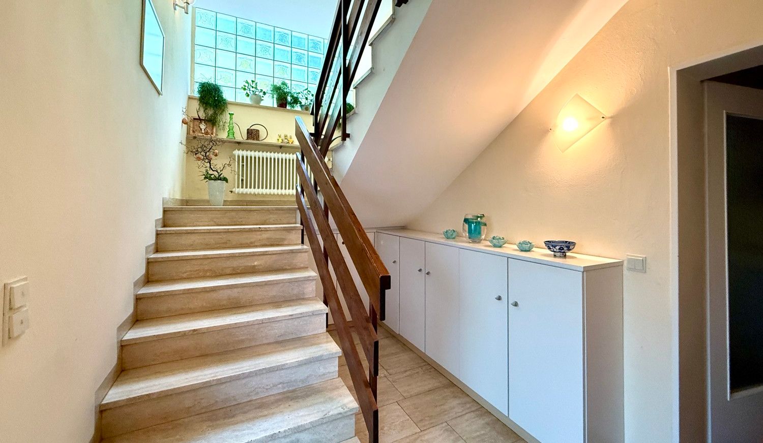 elegantes Treppenhaus mit Travertinsteinfliesen