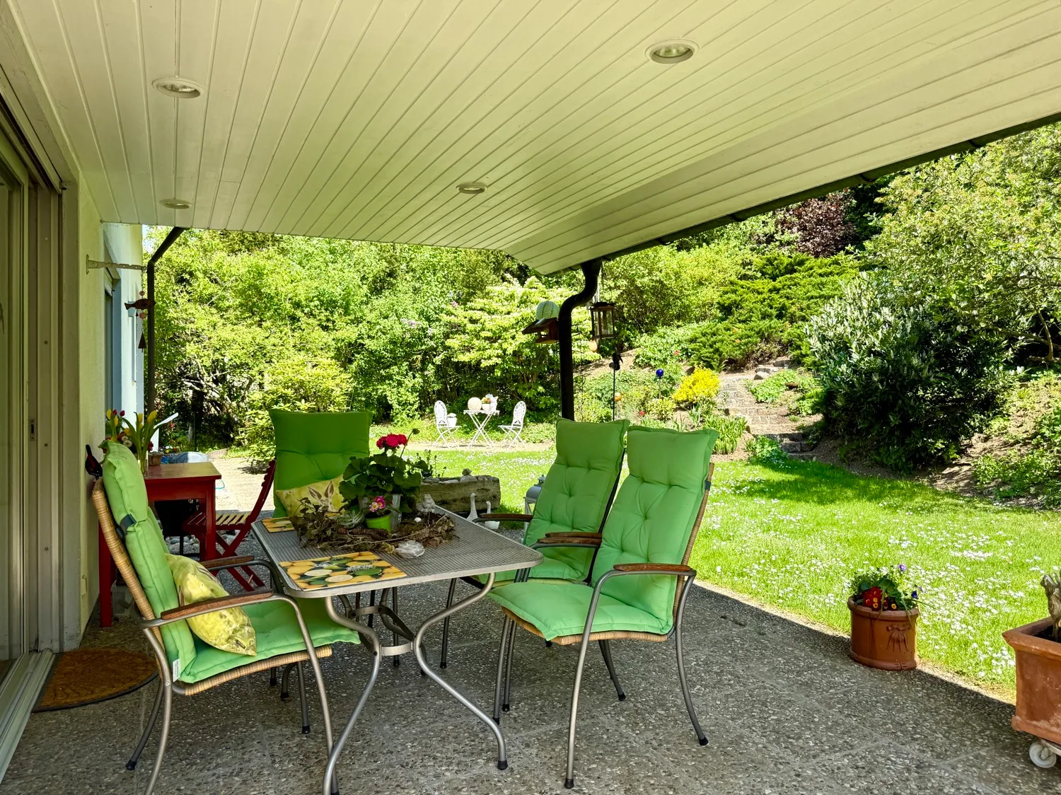 sonnige Terrasse zu dem großen Gartenareal