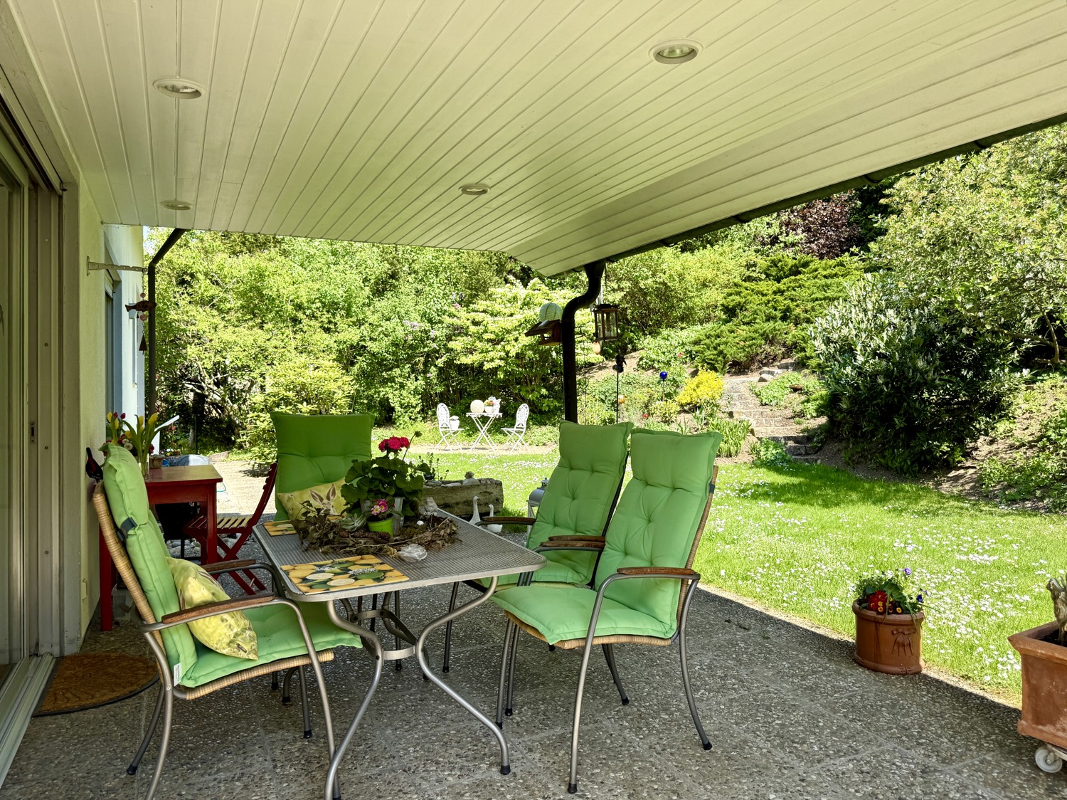 sonnige Terrasse zu dem großen Gartenareal