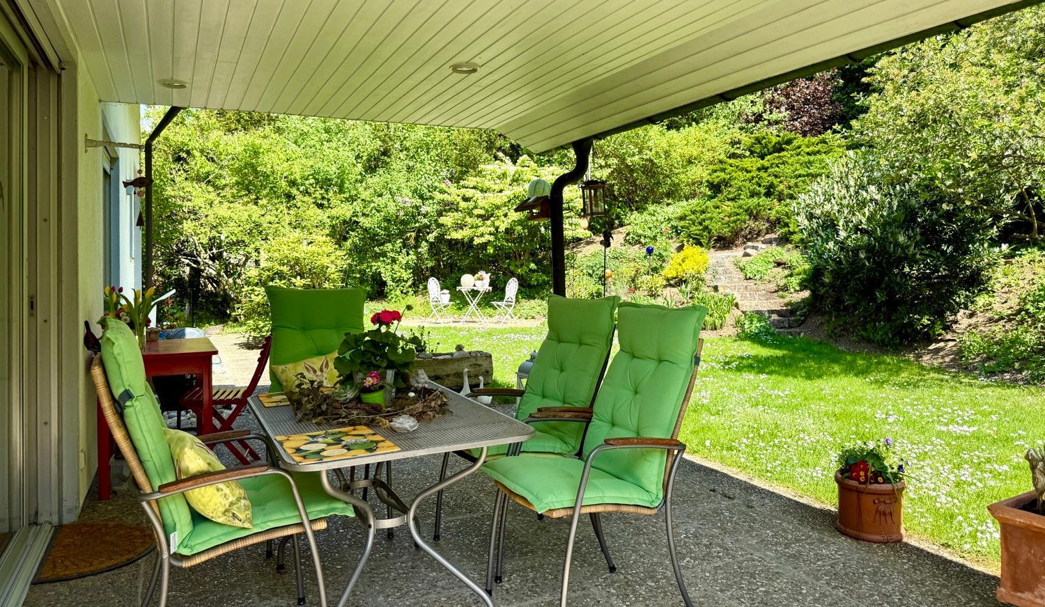 sonnige Terrasse zu dem großen Gartenareal