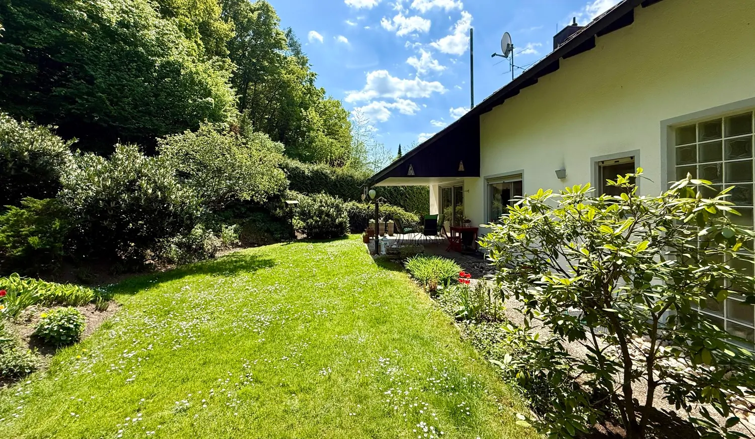 sehr gepflegter Garten