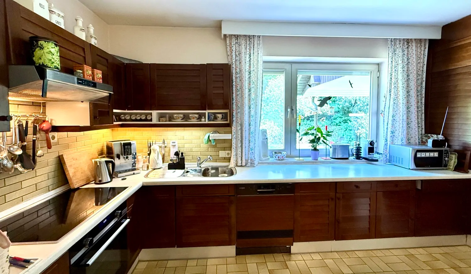 Küche mit Einbauküche