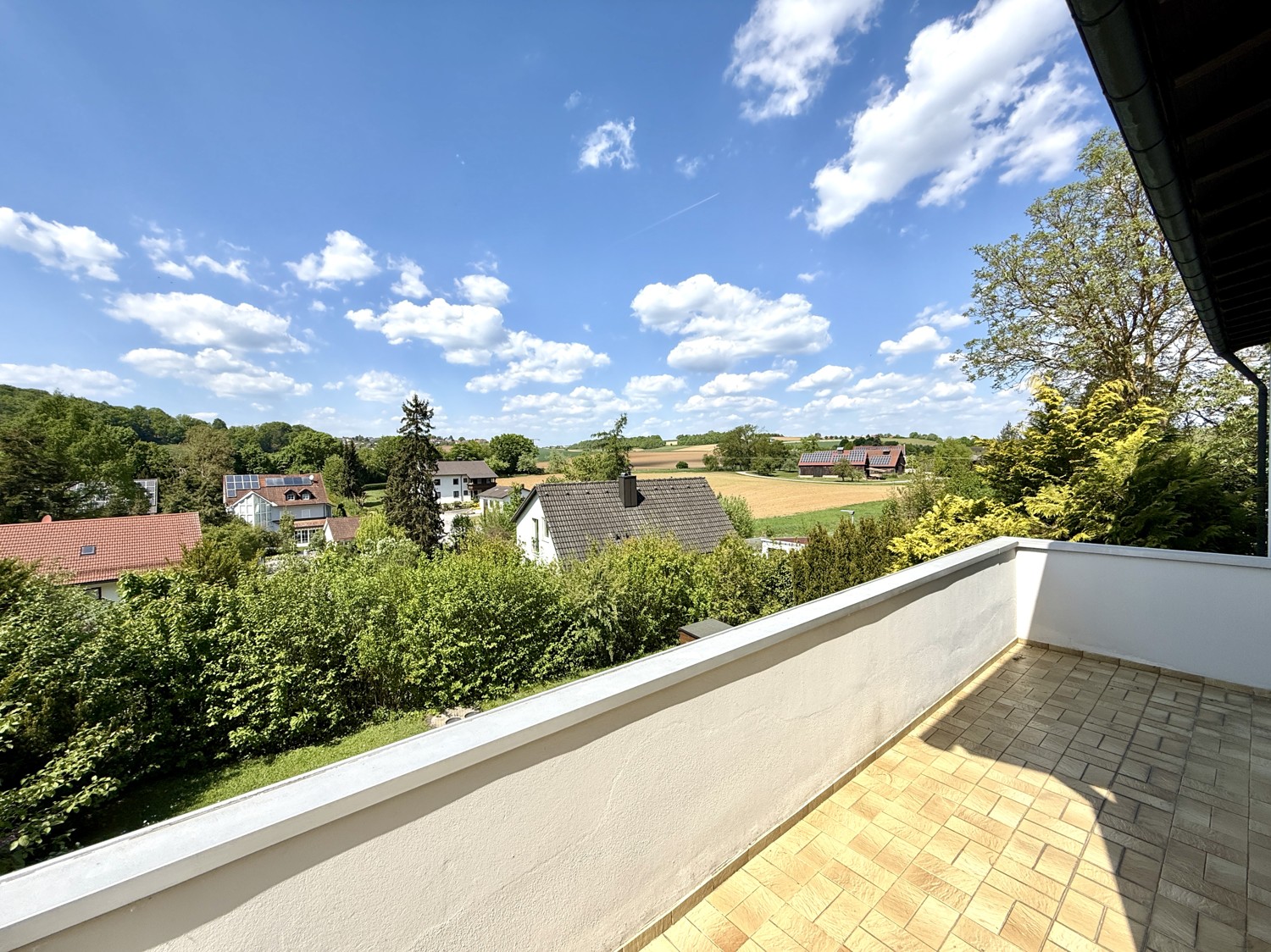 großer Balkon mit schönem Ausblick
