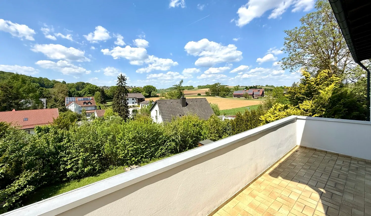 großer Balkon mit schönem Ausblick