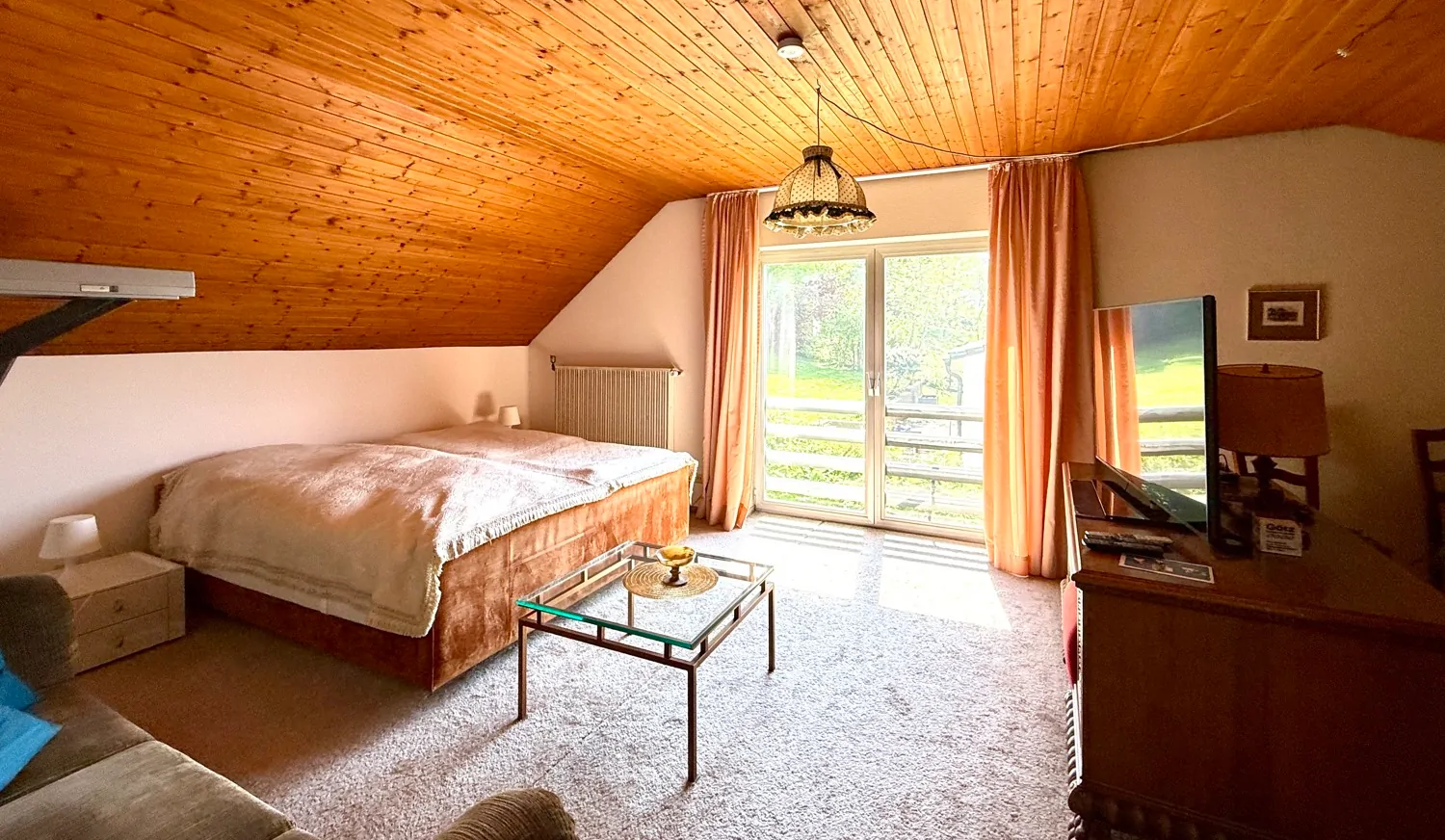 großer Wohnbereich im Dachgeschoss