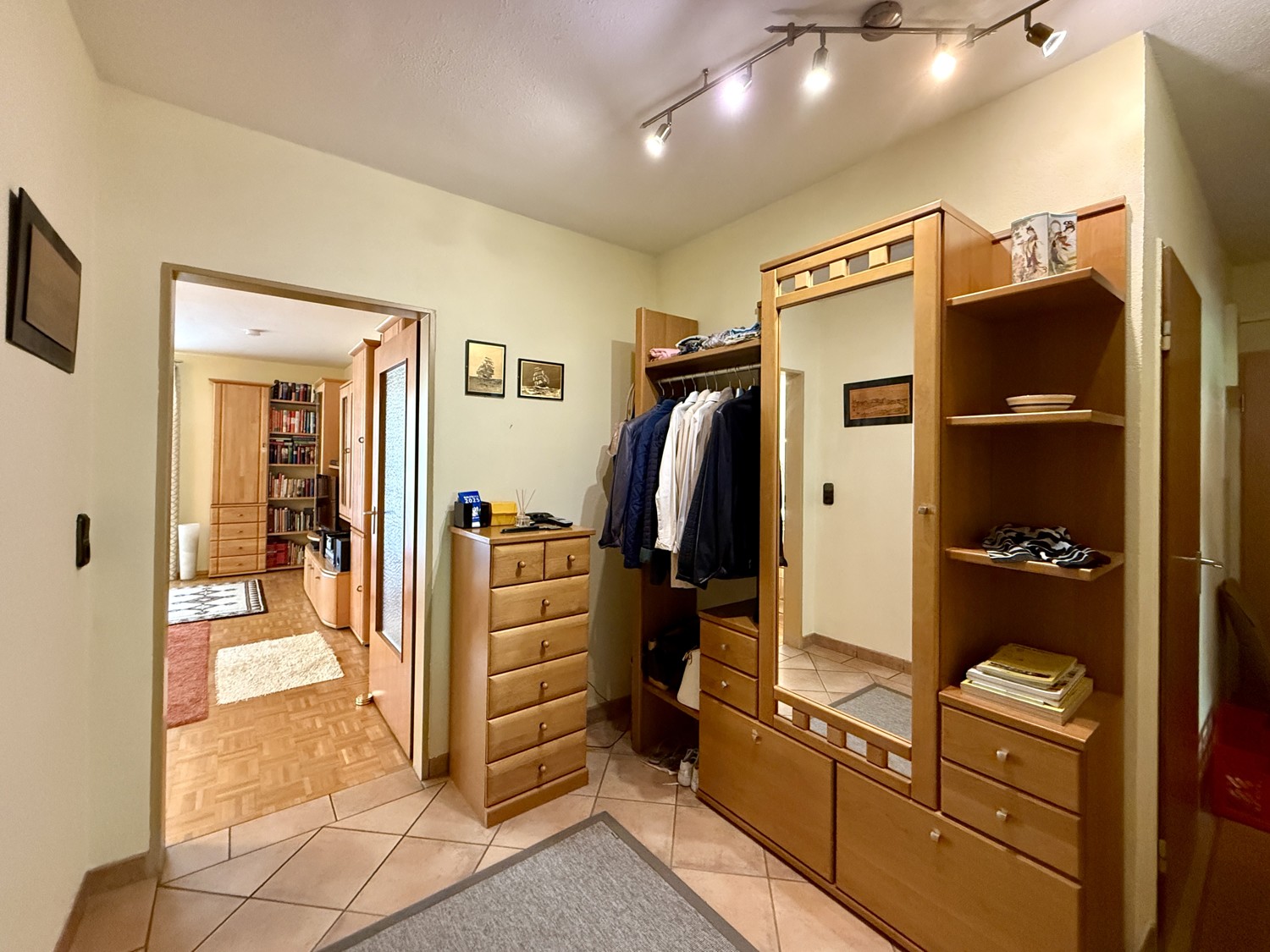 Diele mit Garderobe (alternativ Essbereich)