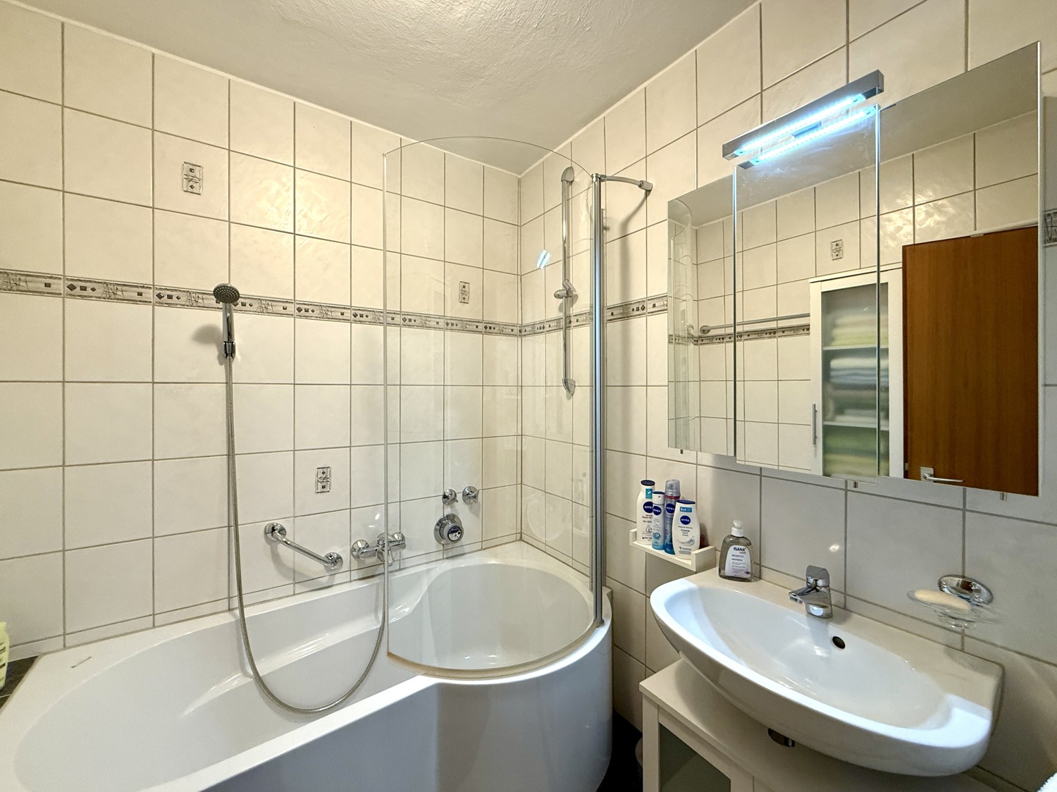 Badezimmer mit Badewanne