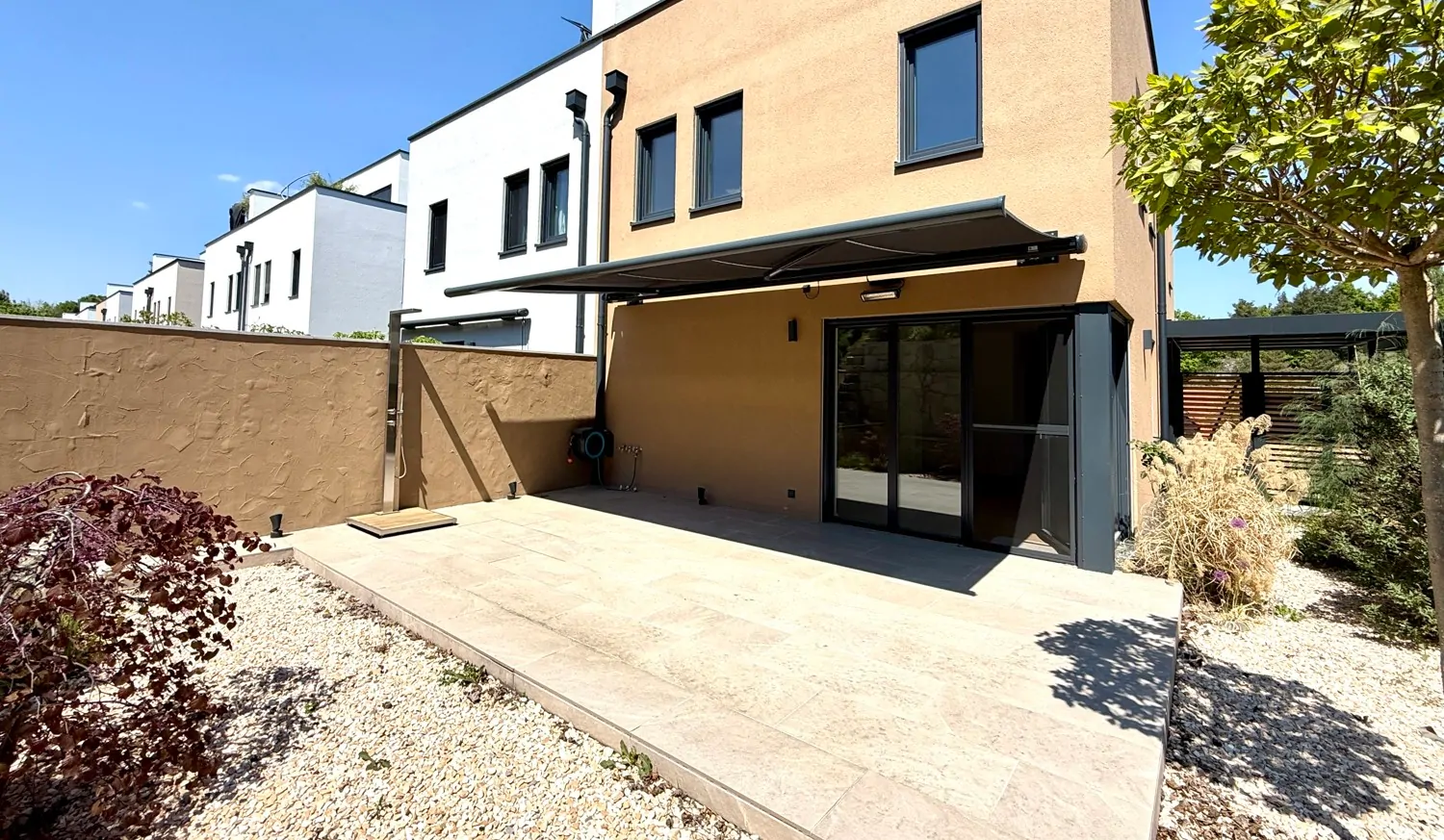 sonnige Terrasse mit Markise