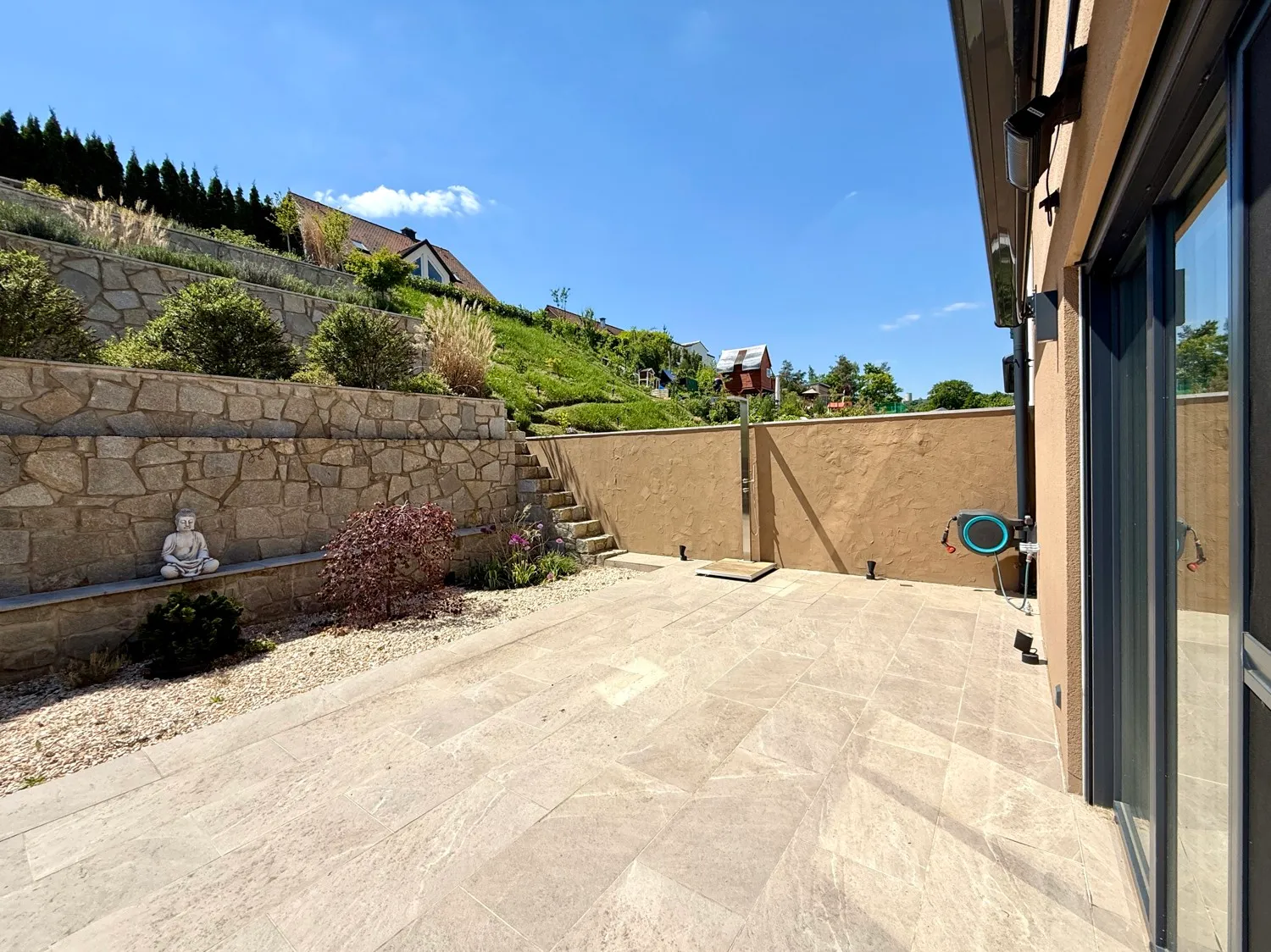großer Terrassenbereich mit Dusche