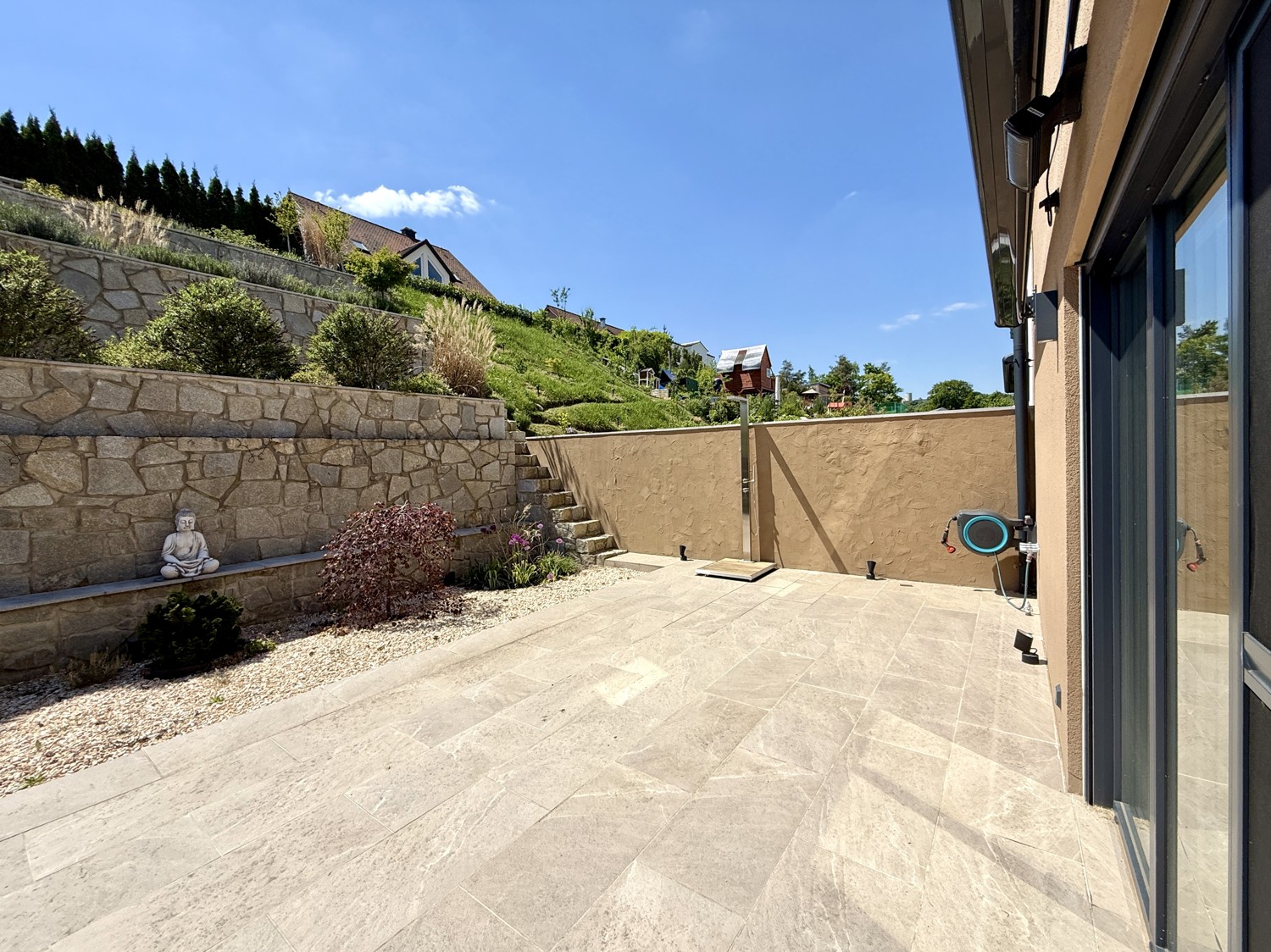 großer Terrassenbereich mit Dusche