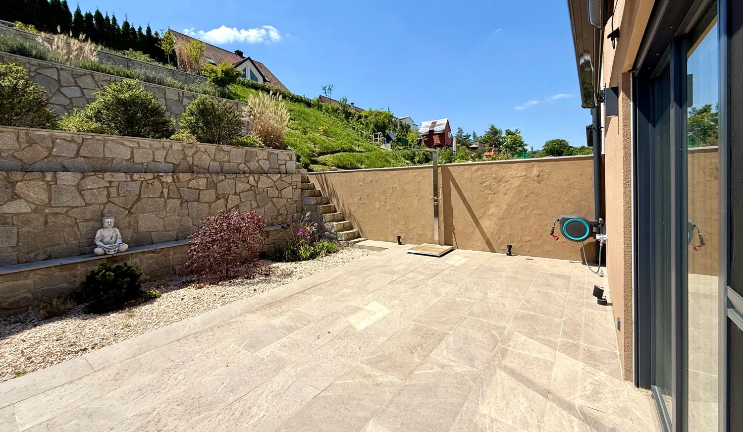 großer Terrassenbereich mit Dusche