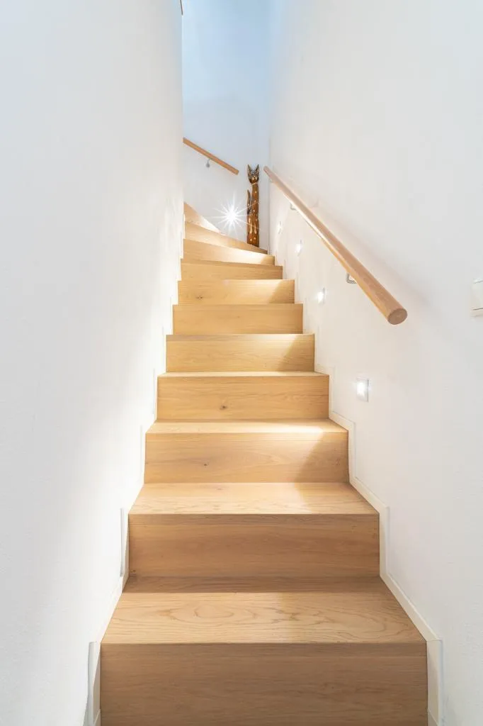 beleuchtete Treppe zum 1. OG