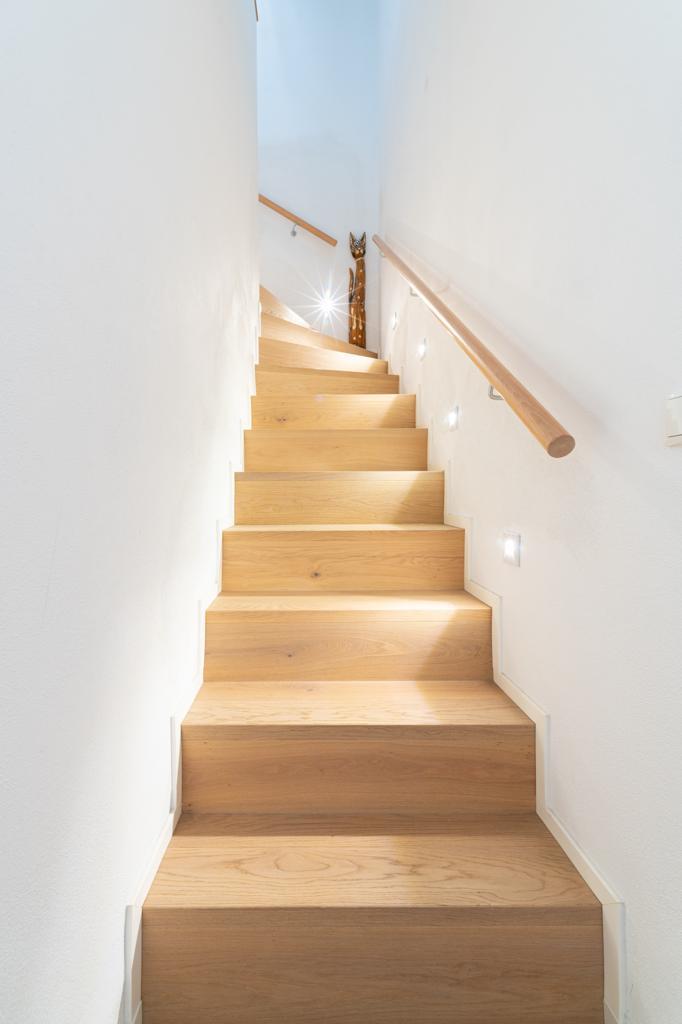 beleuchtete Treppe zum 1. OG