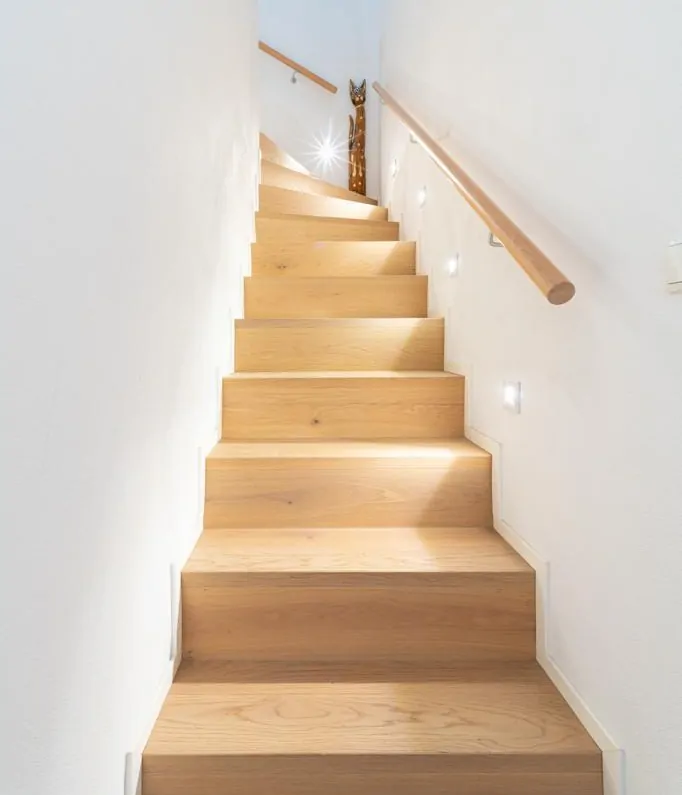 beleuchtete Treppe zum 1. OG